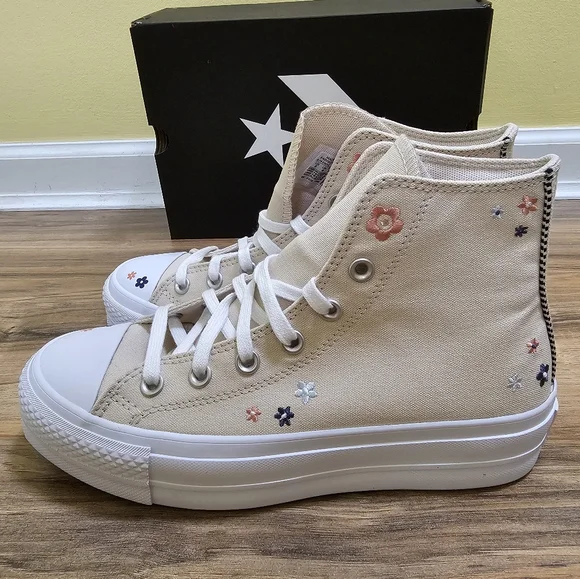 New Chuck Taylor All Star Lift Platform Petite Petals - Picture 3 of 11